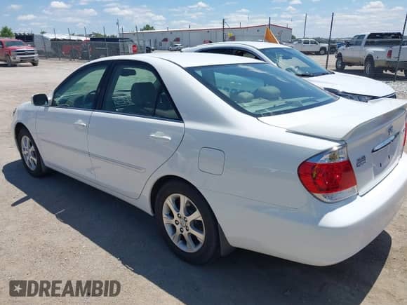 2005 Toyota Camry LE с VIN 4T1BF32K25U090559, выставлен на аукционе IAAI как лот 42338647 с пробегом 57 231 миль миль и . История ставок и продаж доступна на DreamBid. Изображение 3.