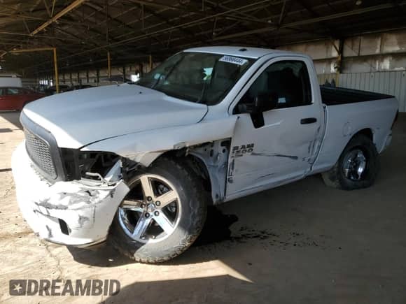 2019 Ram 1500 Express z VIN 3C6JR6AG6KG675995, wystawiony jako Copart lot #56966444 z przebiegiem 97 743 mil mil oraz Szkoda całkowita • Salvage title. Historia ofert i sprzedaży dostępna na DreamBid. Obrazek 1.