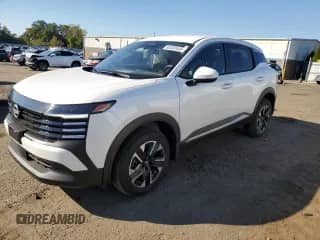 2025 Nissan Kicks SV z VIN 3N8AP6CB0SL439242, wystawiony jako Copart lot #85320445 z przebiegiem 2 187 mil mil oraz Szkoda całkowita • Salvage title. Historia ofert i sprzedaży dostępna na DreamBid. Obrazek 1.