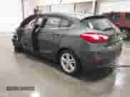 2018 Chevrolet Cruze LT z VIN 3G1BH6SE9JS655290, wystawiony jako IAAI lot #41538717 z przebiegiem Nie podano mil oraz . Historia ofert i sprzedaży dostępna na DreamBid. Obrazek 3.