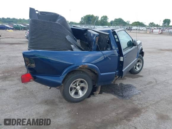 1998 Chevrolet S-10 z VIN 1GCCS1448WK207968, wystawiony jako IAAI lot #42664606 z przebiegiem Nie podano mil oraz . Historia ofert i sprzedaży dostępna na DreamBid. Obrazek 4.