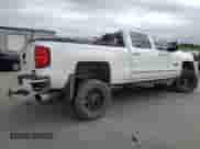 2015 Chevrolet Silverado 2500HD High Country z VIN 1GC1KXE84FF525901, wystawiony jako Copart lot #56946615 z przebiegiem 178 165 mil mil oraz Szkoda całkowita • Salvage title. Historia ofert i sprzedaży dostępna na DreamBid. Obrazek 3.