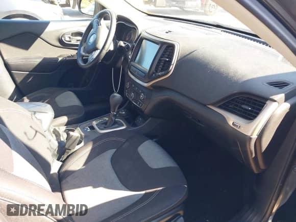 2014 Jeep Cherokee Latitude z VIN 1C4PJMCS3EW203811, wystawiony jako IAAI lot #43485562 z przebiegiem 152 937 mil mil oraz . Historia ofert i sprzedaży dostępna na DreamBid. Obrazek 5.