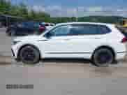 2022 Volkswagen Tiguan SE R-Line Black с VIN 3VV8B7AX0NM007523, выставлен на аукционе IAAI как лот 42457688 с пробегом 39 084 миль миль и . История ставок и продаж доступна на DreamBid. Изображение 14.