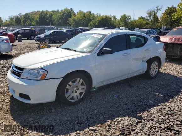 2013 Dodge Avenger SE z VIN 1C3CDZAB3DN730830, wystawiony jako Copart lot #70456914 z przebiegiem 140 616 mil mil oraz Szkoda całkowita • Salvage title. Historia ofert i sprzedaży dostępna na DreamBid. Obrazek 1.