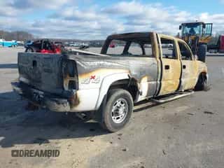 2004 Chevrolet Silverado 2500 LT z VIN 1GCGK23U54F190612, wystawiony jako IAAI lot #41022893 z przebiegiem Nie podano mil oraz . Historia ofert i sprzedaży dostępna na DreamBid. Obrazek 4.