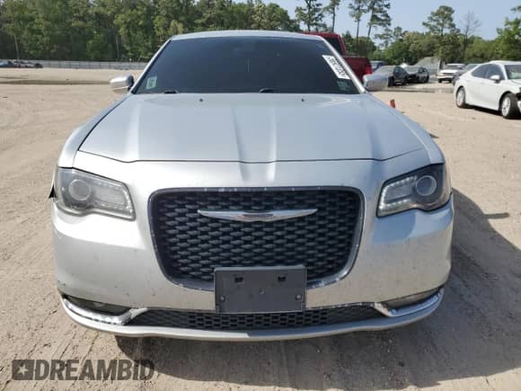 2020 Chrysler 300 S z VIN 2C3CCAGG1LH151057, wystawiony jako Copart lot #56921355 z przebiegiem 195 134 mil mil oraz Szkoda całkowita • Salvage title. Historia ofert i sprzedaży dostępna na DreamBid. Obrazek 5.