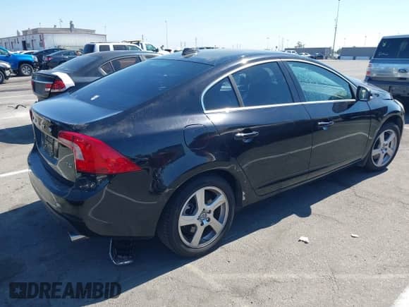 2012 Volvo S60 T5 с VIN YV1622FSXC2093928, выставлен на аукционе IAAI как лот 42684244 с пробегом 121 791 миль миль и . История ставок и продаж доступна на DreamBid. Изображение 4.