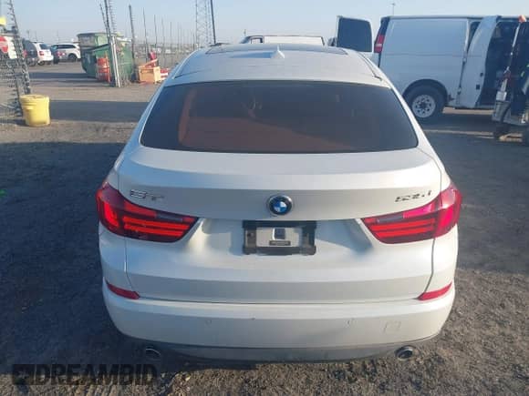 2015 BMW 5 Series 535i Gran Turismo z VIN WBA5M2C51FD872215, wystawiony jako IAAI lot #41787558 z przebiegiem 96 768 mil mil oraz . Historia ofert i sprzedaży dostępna na DreamBid. Obrazek 16.