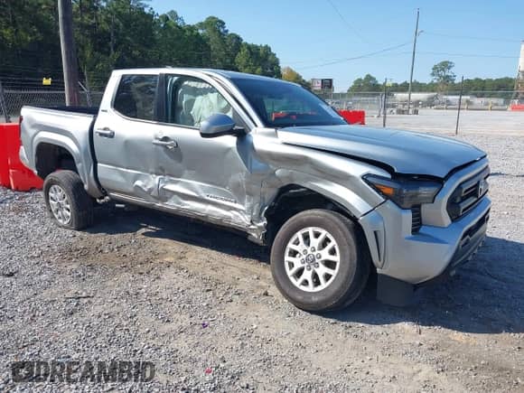 2024 Toyota Tacoma SR5 z VIN 3TYKB5FN4RT002335, wystawiony jako IAAI lot #43519965 z przebiegiem 45 897 mil mil oraz . Historia ofert i sprzedaży dostępna na DreamBid. Obrazek 1.