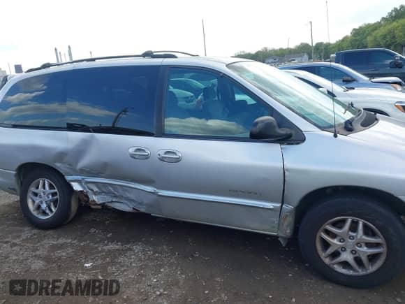 1999 Dodge Caravan SE with VIN 1B4GP44G1XB884423, listed as a IAAI auction lot 43298909 with 225,607 mi miles and . Bid and sale history available at DreamBid. Image 13.