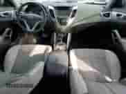 2013 Hyundai Veloster w/Gray Int z VIN KMHTC6AD9DU131253, wystawiony jako Copart lot #80507035 z przebiegiem 179 234 mil mil oraz Szkoda całkowita • Salvage title. Historia ofert i sprzedaży dostępna na DreamBid. Obrazek 8.