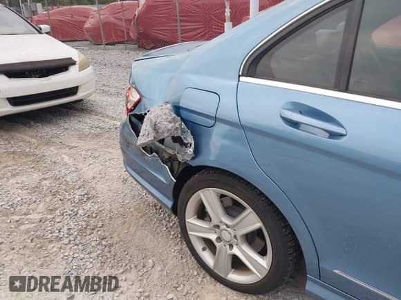 2010 Mercedes-Benz C 300 Luxury z VIN WDDGF5EB6AR131795, wystawiony jako IAAI lot #43503397 z przebiegiem 104 885 mil mil oraz . Historia ofert i sprzedaży dostępna na DreamBid. Obrazek 12.