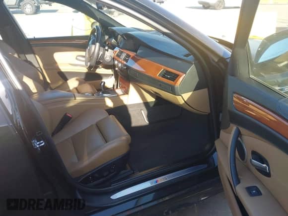 2008 BMW 5 Series M5 с VIN WBSNB93548CX09674, выставлен на аукционе IAAI как лот 43127118 с пробегом 54 974 миль миль и . История ставок и продаж доступна на DreamBid. Изображение 5.