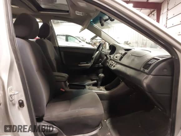 2002 Toyota Camry LE z VIN 4T1BE32K02U033310, wystawiony jako IAAI lot #42586585 z przebiegiem 154 658 mil mil oraz . Historia ofert i sprzedaży dostępna na DreamBid. Obrazek 5.