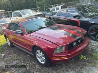 2007 Ford Mustang Deluxe z VIN 1ZVFT84N575262497, wystawiony jako Copart lot #70959905 z przebiegiem 157 957 mil mil oraz Czysty tytuł • Clean title. Historia ofert i sprzedaży dostępna na DreamBid. Obrazek 1.