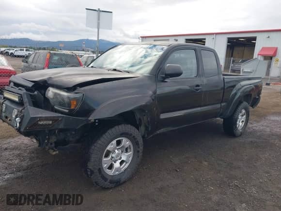 2015 Toyota Tacoma z VIN 5TFUU4EN4FX132924, wystawiony jako IAAI lot #43242945 z przebiegiem 166 428 mil mil oraz . Historia ofert i sprzedaży dostępna na DreamBid. Obrazek 2.