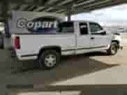 1996 GMC Sierra 1500 z VIN 2GTEC19R0T1563546, wystawiony jako Copart lot #55819425 z przebiegiem 176 900 mil mil oraz Szkoda całkowita • Salvage title. Historia ofert i sprzedaży dostępna na DreamBid. Obrazek 3.