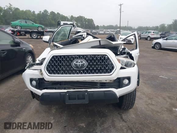 2018 Toyota Tacoma SR5 z VIN 5TFSZ5AN9JX161137, wystawiony jako IAAI lot #42857176 z przebiegiem Nie podano mil oraz . Historia ofert i sprzedaży dostępna na DreamBid. Obrazek 12.