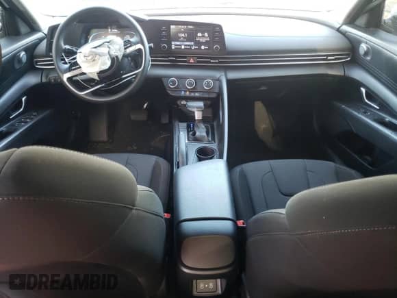 2024 Hyundai Elantra SE z VIN KMHLL4DG3RU831691, wystawiony jako Copart lot #65239175 z przebiegiem 9 842 mil mil oraz Szkoda całkowita • Salvage title. Historia ofert i sprzedaży dostępna na DreamBid. Obrazek 8.