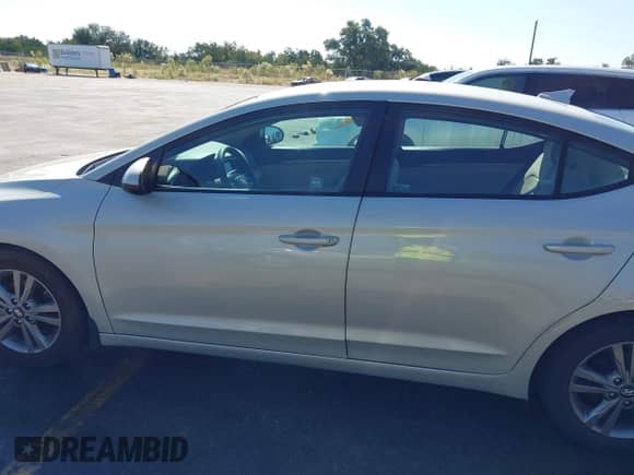 2018 Hyundai Elantra SEL z VIN KMHD84LF6JU666089, wystawiony jako IAAI lot #43448836 z przebiegiem 92 472 mil mil oraz . Historia ofert i sprzedaży dostępna na DreamBid. Obrazek 14.