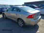 2016 Volvo S60 T5 Drive-E Premier z VIN YV126MFK3G2392066, wystawiony jako IAAI lot #42210232 z przebiegiem 80 097 mil mil oraz . Historia ofert i sprzedaży dostępna na DreamBid. Obrazek 3.