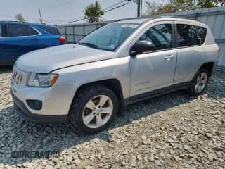 2013 Jeep Compass Sport z VIN 1C4NJDBB2DD281466, wystawiony jako Copart lot #67595175 z przebiegiem 173 404 mil mil oraz Czysty tytuł • Clean title. Historia ofert i sprzedaży dostępna na DreamBid. Obrazek 1.