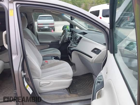 2013 Toyota Sienna LE z VIN 5TDJK3DC6DS053616, wystawiony jako IAAI lot #42555537 z przebiegiem 215 290 mil mil oraz . Historia ofert i sprzedaży dostępna na DreamBid. Obrazek 5.