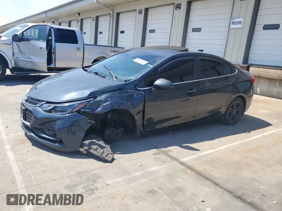 2017 Chevrolet Cruze LT z VIN 1G1BE5SM9H7135044, wystawiony jako Copart lot #70834555 z przebiegiem 104 865 mil mil oraz Szkoda całkowita • Salvage title. Historia ofert i sprzedaży dostępna na DreamBid. Obrazek 1.