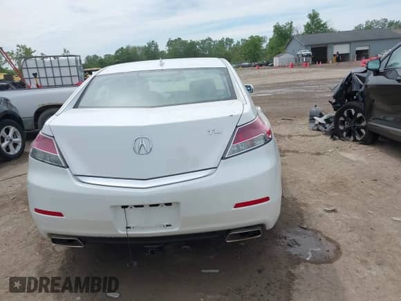 2013 Acura TL z VIN 19UUA8F28DA017359, wystawiony jako IAAI lot #42374246 z przebiegiem 188 548 mil mil oraz . Historia ofert i sprzedaży dostępna na DreamBid. Obrazek 16.