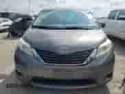 2014 Toyota Sienna LE z VIN 5TDJK3DC8ES093259, wystawiony jako Copart lot #63792635 z przebiegiem 226 271 mil mil oraz Szkoda całkowita • Salvage title. Historia ofert i sprzedaży dostępna na DreamBid. Obrazek 5.