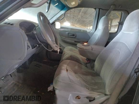 2000 Ford F-150 XL z VIN 1FTRX17W7YNC13108, wystawiony jako Copart lot #38449143 z przebiegiem 128 350 mil mil oraz Czysty tytuł • Clean title. Historia ofert i sprzedaży dostępna na DreamBid. Obrazek 7.