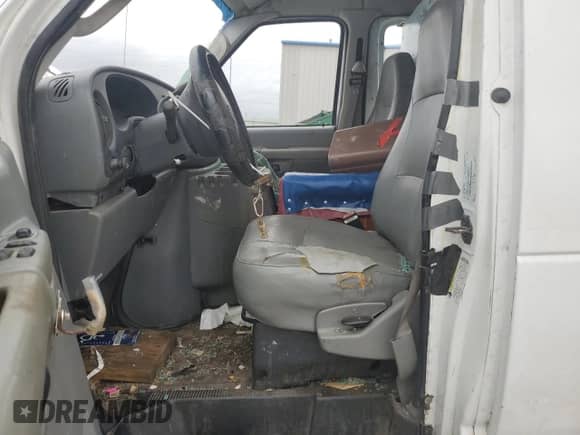 2005 Ford Econoline Cargo with VIN 1FTNS24W95HA82538, listed as a Copart auction lot 81771485 with 266,123 mi miles and Salvage title. Bid and sale history available at DreamBid. Image 7.