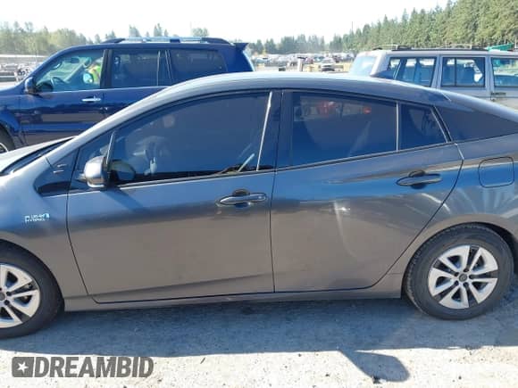 2018 Toyota Prius Plus z VIN JTDKARFP1J3071500, wystawiony jako IAAI lot #42665651 z przebiegiem 168 014 mil mil oraz . Historia ofert i sprzedaży dostępna na DreamBid. Obrazek 15.