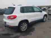 2011 Volkswagen Tiguan SE z VIN WVGAV7AX9BW534166, wystawiony jako IAAI lot #41146905 z przebiegiem 118 095 mil mil oraz . Historia ofert i sprzedaży dostępna na DreamBid. Obrazek 4.