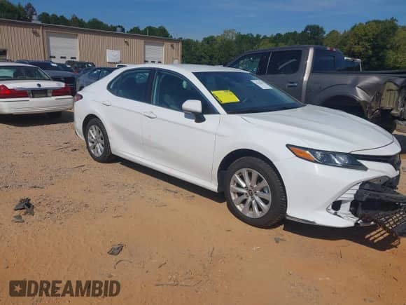 2020 Toyota Camry LE z VIN 4T1L11AK2LU999293, wystawiony jako IAAI lot #43202655 z przebiegiem 52 070 mil mil oraz . Historia ofert i sprzedaży dostępna na DreamBid. Obrazek 1.