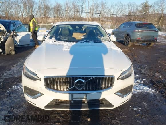2022 Volvo S60 Inscription z VIN 7JRL12TL8NG162261, wystawiony jako IAAI lot #41417503 z przebiegiem 16 199 mil mil oraz . Historia ofert i sprzedaży dostępna na DreamBid. Obrazek 12.