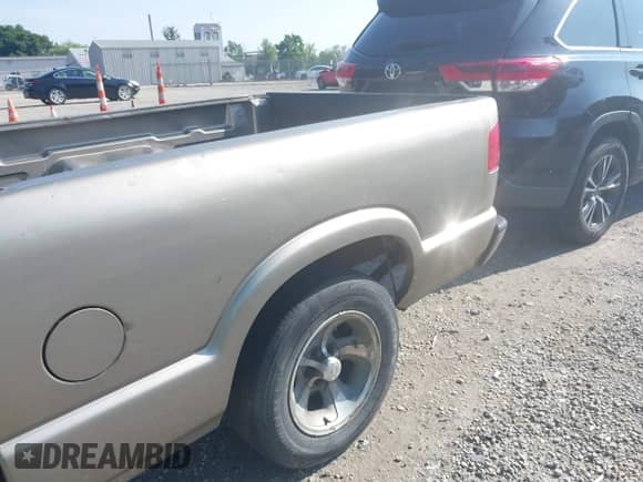 2003 Chevrolet S-10 with VIN 1GCCS14X338208562, listed as a IAAI auction lot 42887721 with 204,759 mi miles and . Bid and sale history available at DreamBid. Image 19.