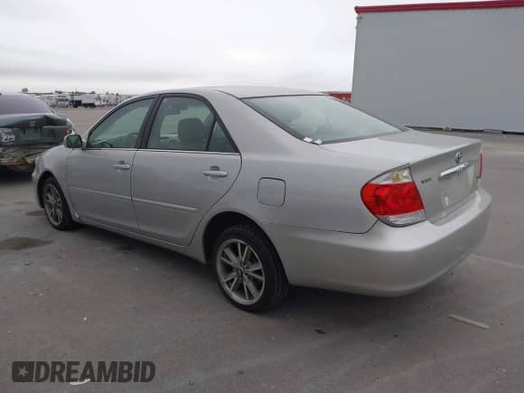 2005 Toyota Camry LE z VIN 4T1BF32K85U108918, wystawiony jako IAAI lot #43379046 z przebiegiem 227 751 mil mil oraz . Historia ofert i sprzedaży dostępna na DreamBid. Obrazek 3.