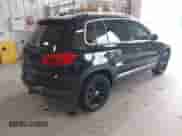 2017 Volkswagen Tiguan Wolfsburg Edition z VIN WVGRV7AX3HK019747, wystawiony jako IAAI lot #42489111 z przebiegiem 86 444 mil mil oraz . Historia ofert i sprzedaży dostępna na DreamBid. Obrazek 4.