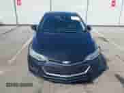 2018 Chevrolet Cruze LS z VIN 1G1BC5SM5J7180025, wystawiony jako IAAI lot #43222366 z przebiegiem 104 481 mil mil oraz . Historia ofert i sprzedaży dostępna na DreamBid. Obrazek 12.
