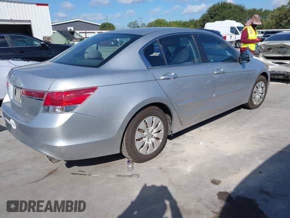 2011 Honda Accord LX с VIN 1HGCP2F33BA117866, выставлен на аукционе IAAI как лот 43095202 с пробегом 120 028 миль миль и . История ставок и продаж доступна на DreamBid. Изображение 4.