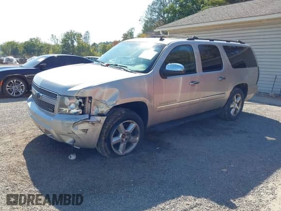 2009 Chevrolet Suburban LTZ z VIN 1GNFK363X9R189568, wystawiony jako IAAI lot #43251361 z przebiegiem 214 783 mil mil oraz . Historia ofert i sprzedaży dostępna na DreamBid. Obrazek 2.