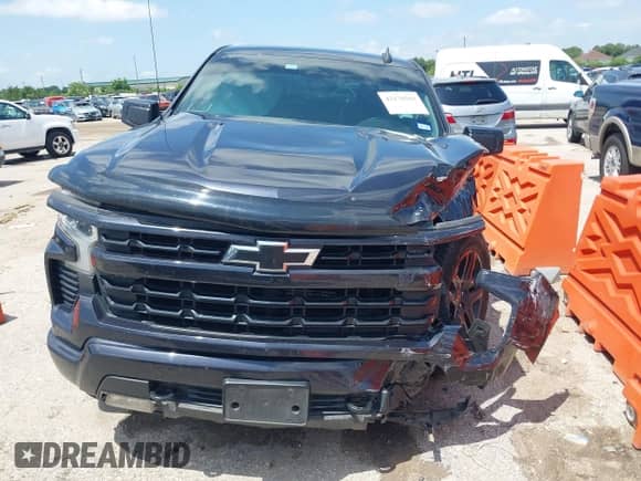 2022 Chevrolet Silverado 1500 RST z VIN 1GCUDEET6NZ610302, wystawiony jako IAAI lot #42176569 z przebiegiem 113 137 mil mil oraz . Historia ofert i sprzedaży dostępna na DreamBid. Obrazek 12.