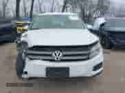 2017 Volkswagen Tiguan S с VIN WVGAV7AX4HK011010, выставлен на аукционе IAAI как лот 41082700 с пробегом 95 661 миль миль и . История ставок и продаж доступна на DreamBid. Изображение 12.