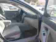 2008 Toyota Camry LE z VIN 4T1BE46K48U776464, wystawiony jako IAAI lot #43048939 z przebiegiem 344 219 mil mil oraz . Historia ofert i sprzedaży dostępna na DreamBid. Obrazek 5.