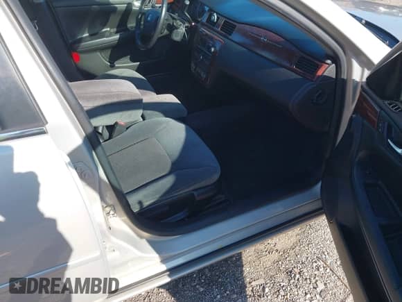 2008 Chevrolet Impala LT z VIN 2G1WC583X89255441, wystawiony jako IAAI lot #43598098 z przebiegiem 143 908 mil mil oraz . Historia ofert i sprzedaży dostępna na DreamBid. Obrazek 5.