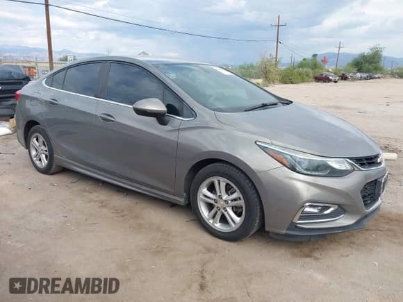 2017 Chevrolet Cruze LT z VIN 1G1BE5SMXH7215310, wystawiony jako IAAI lot #43400905 z przebiegiem 129 073 mil mil oraz . Historia ofert i sprzedaży dostępna na DreamBid. Obrazek 1.