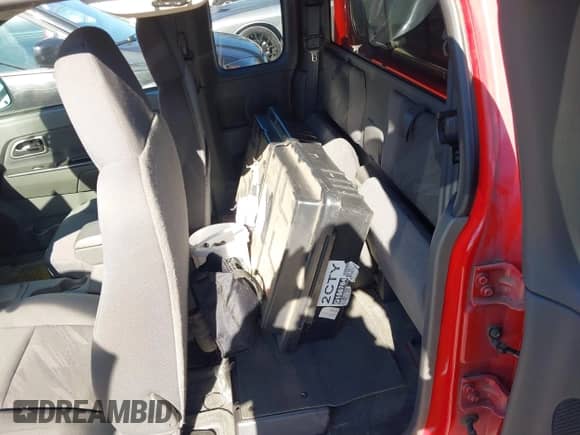 2005 Chevrolet Colorado LS Z85 z VIN 1GCCS196758166044, wystawiony jako IAAI lot #43432572 z przebiegiem Nie podano mil oraz . Historia ofert i sprzedaży dostępna na DreamBid. Obrazek 12.