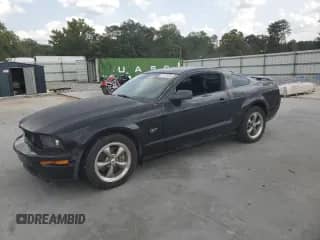 2006 Ford Mustang GT Deluxe с VIN 1ZVFT82HX65219480, выставлен на аукционе Copart как лот 71171725 с пробегом 202 397 миль миль и Чистый • Clean title. История ставок и продаж доступна на DreamBid. Изображение 1.